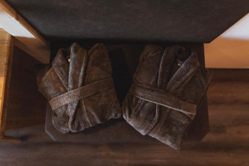 two gloves are tied up in a box at Berghotel Sonnenklause in Sonthofen