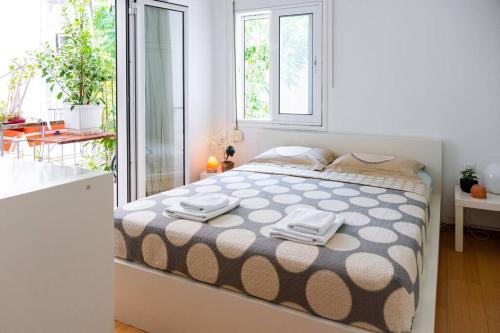 een slaapkamer met een bed met twee handdoeken erop bij Casa miranda in Athene