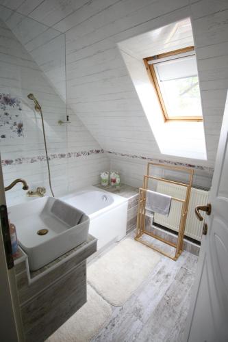 a bathroom with a sink and a bath tub at Aranyhaj Apartman in Debrecen