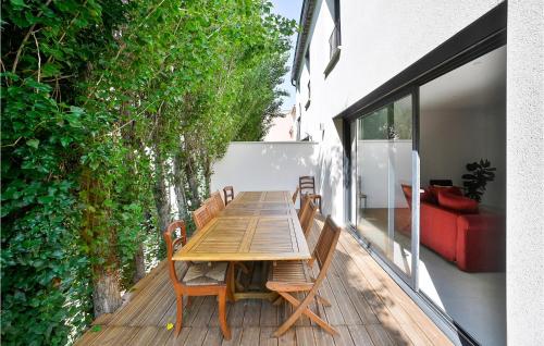 une table et des chaises en bois sur une terrasse dans l'établissement Stunning Home In Monteux With Wifi, à Monteux