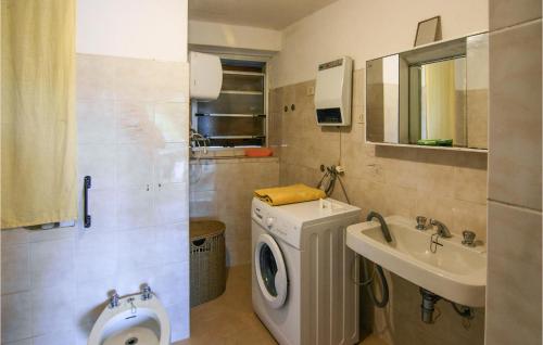 ein Badezimmer mit einer Waschmaschine und einem Waschbecken in der Unterkunft Stunning Apartment In Codivara With Wifi in Maissana