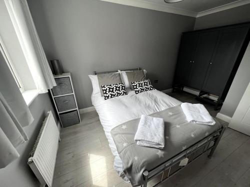 ein Schlafzimmer mit einem Bett in einem Zimmer in der Unterkunft Thistle House - hot tub, parking in Kent