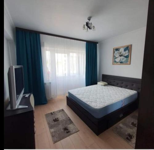ein Schlafzimmer mit einem Bett und einem TV. in der Unterkunft Apartament Cazino in Constanţa