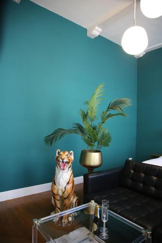 eine Tigerstatue in einem Wohnzimmer mit Pflanze in der Unterkunft Philipse Suite in Nijmegen