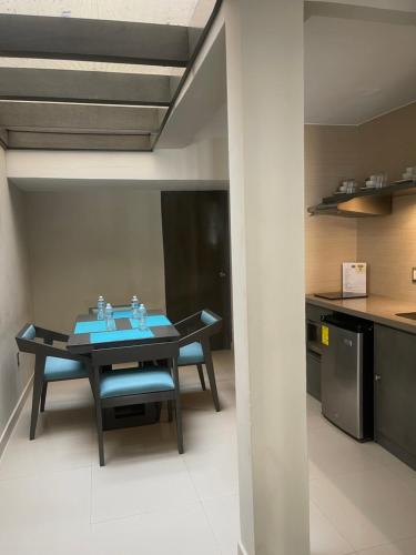 une salle à manger avec une table et des chaises dans une cuisine dans l'établissement Suites San Luis, à Mazatlán