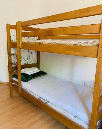 Llit o llits en una habitació de Daisy Hostel & Tour