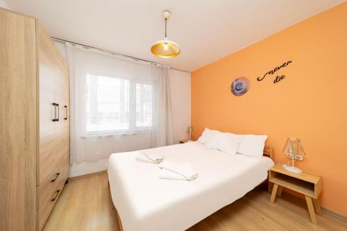 Postel nebo postele na pokoji v ubytování Central Flat with Balcony and Terrace in Muratpasa