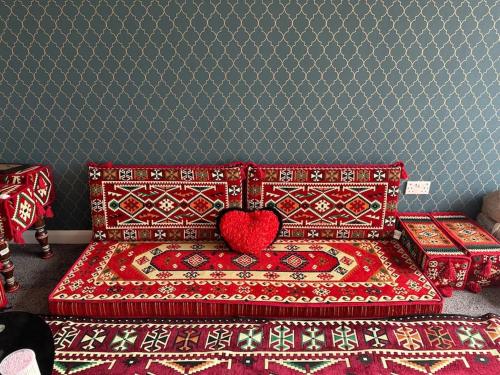 un letto rosso con un cuore sopra di Spacious 3 Bed House Near Airport and NEC a Sheldon