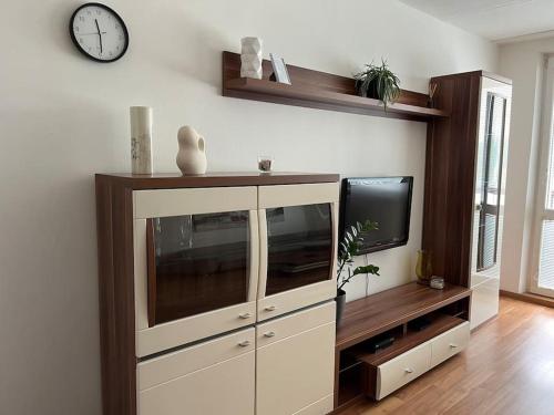 A television and/or entertainment centre at Útulný apartmán v blizkosti centra