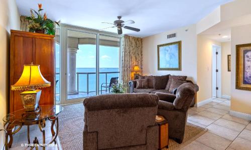sala de estar con sofá y mesa en Amazing WATERVIEW in every room, PORTOFINO Island Resort condo, en Pensacola Beach