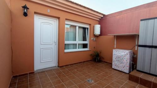 Zimmer mit Tür und Fenster in der Unterkunft Vacacional Montañés in El Matorral