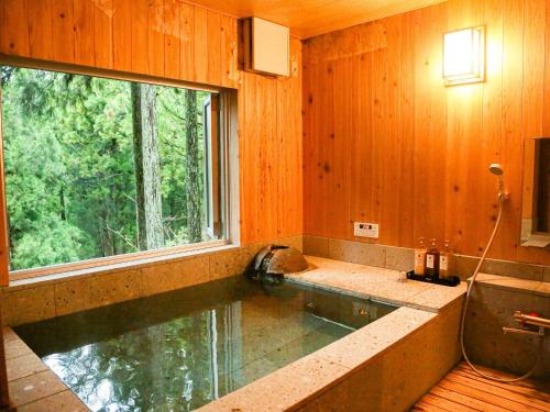 Lupo Forest "GRAN FOREST Echizen Miyama" - Vacation STAY 76029v في فوكوي: مسبح في غرفة مع نافذة