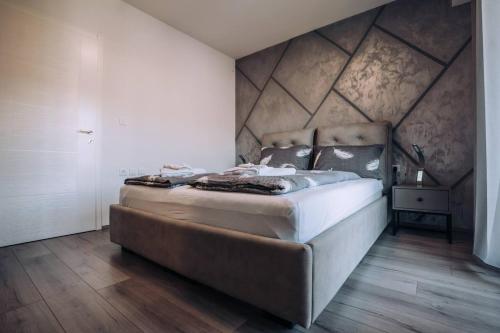 En eller flere senge i et værelse på Grey Corner Apartment