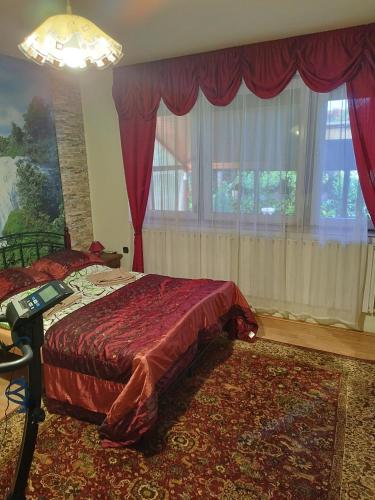 1 dormitorio con cama y ventana grande en Gabi vendégház en Balatonkeresztúr