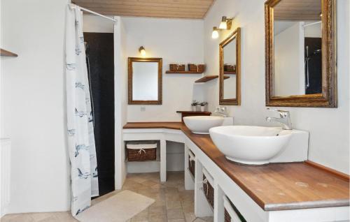 Beautiful Home In Farsø With Kitchenにあるバスルーム