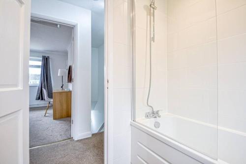 Das Bad ist mit einer Dusche und einer Badewanne ausgestattet. in der Unterkunft Entire House Sleeps 4 Near The River Thames in Maidenhead