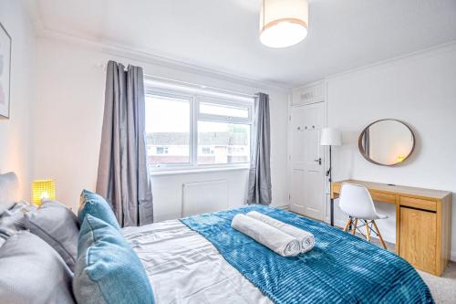 1 dormitorio con cama, escritorio y ventana en Entire House Sleeps 4 Near The River Thames en Maidenhead