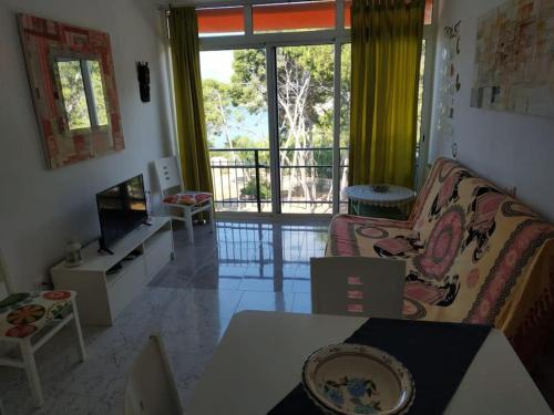 ein Wohnzimmer mit einem Sofa und einem TV in der Unterkunft Apartment in Salou. Beach Relax HUTT-033474-91 in Salou