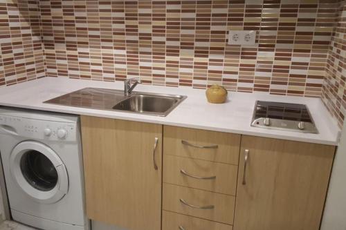 eine Küche mit einer Spüle und einer Waschmaschine in der Unterkunft Apartment in Salou. Beach Relax HUTT-033474-91 in Salou