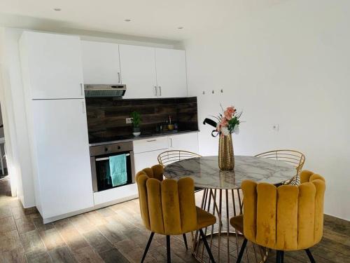 Photo de la galerie de l'établissement Jolie Appartement Rez de jardin, à Pégomas