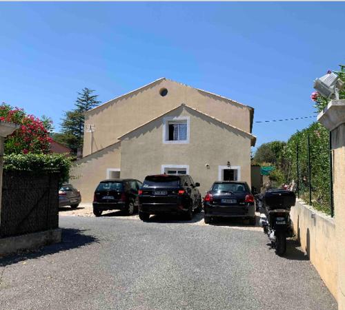 a group of cars parked in front of a house at Jolie Appartement Rez de jardin in Pégomas