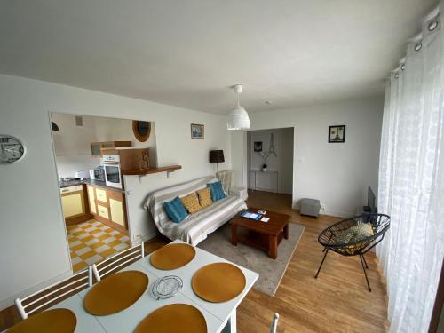 un salon avec un canapé et une table dans l'établissement T3 confort - proche du port, à Vannes