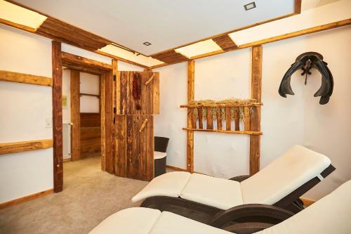 ein Wohnzimmer mit einem weißen Sofa und einem Fenster in der Unterkunft Hotel Rössle in Trochtelfingen