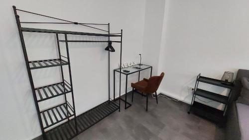Zimmer mit einem Etagenbett, einem Schreibtisch und einem Stuhl in der Unterkunft Gockel Homes 1 - Zentral mit Balkon & Netflix in Essen