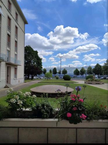 un parc fleuri devant un bâtiment dans l'établissement Studio centre ville, à Amiens