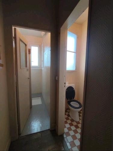 La salle de bains est pourvue de toilettes, d'une fenêtre et d'une porte. dans l'établissement Studio centre ville, à Amiens