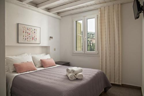 Postel nebo postele na pokoji v ubytování Iro Suites