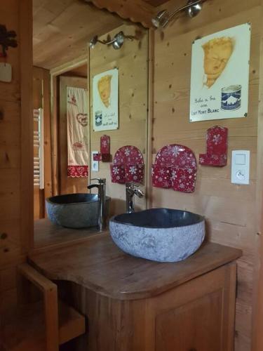 - une salle de bains avec deux lavabos sur un comptoir en bois dans l'établissement Appartement cosy aux Aravis (Clusaz/Grand-Bornand), à Entremont