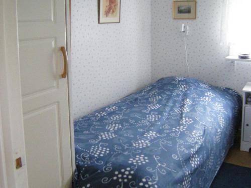 - une chambre avec un lit bleu dans l'établissement Two-Bedroom Holiday home in Falkenberg 2, à Falkenberg