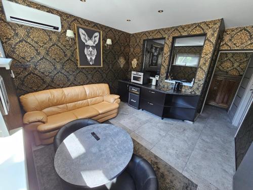 - un salon avec un canapé et une table dans l'établissement Park apartments, à Rokiškis