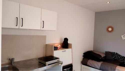 una pequeña cocina con fregadero y nevera. en Studio privé attenant Villa Piscine, en Marsella