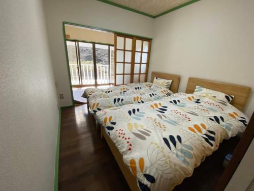 um quarto com 2 camas e uma janela em Polar Resort Nikko3 with DOG - Vacation STAY 43851v em Nikko