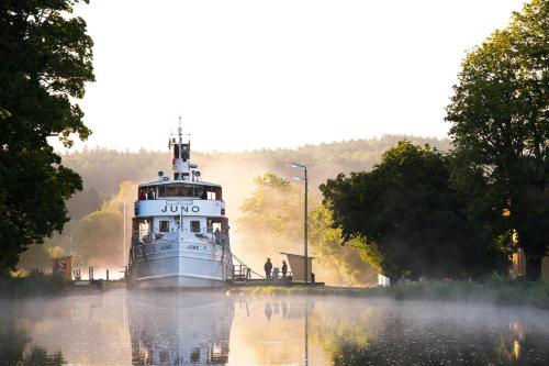 um ferry boat num rio na névoa em Private lakefront property em Söderköping