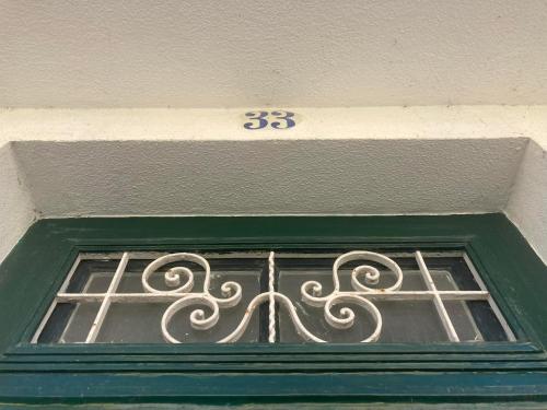 uma porta verde com uma janela num edifício em Casa da Genoveva - Typical House em Aveiro