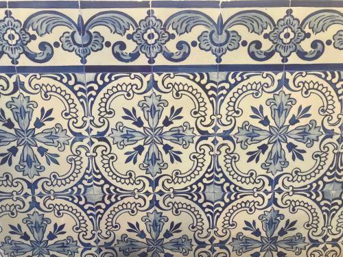 um azulejo azul e branco numa parede em Casa da Genoveva - Typical House em Aveiro