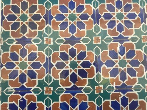 a close up of a tile pattern on a wall at Casa da Genoveva - Typical House in Aveiro
