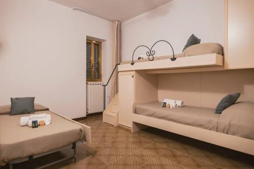 - une chambre avec 2 lits superposés et une fenêtre dans l'établissement HOME 21 - Piscina, Idromassaggio, Campo da Calcio - 2 minuti da Locorotondo, à Locorotondo
