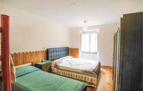 1 Schlafzimmer mit 2 Betten und einem Fenster in der Unterkunft Stunning Apartment In Codivara With Wifi in Maissana