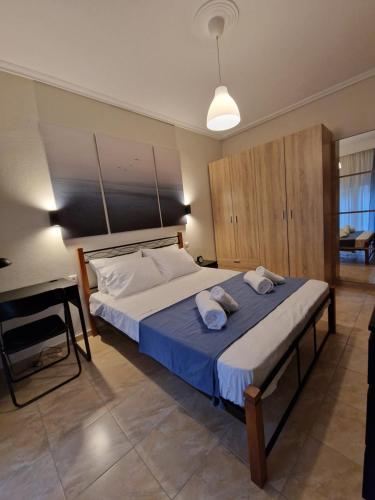 sypialnia z dużym łóżkiem z ręcznikami w obiekcie Skg Cozy Apartment w Salonikach