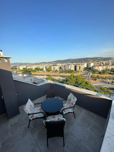 una mesa y sillas en un balcón con vistas en Akhome - Luxury dublex apartment, en Canakkale