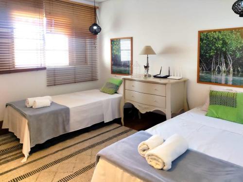 um quarto com 2 camas, uma cómoda e uma secretária em Ótima localização a 600 m shopping Esmeralda em Marília