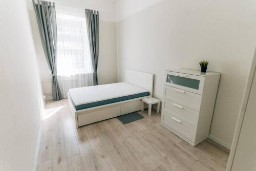 1 dormitorio con 1 cama, vestidor y ventana en Rigas street cozy apartment, city centre en Daugavpils