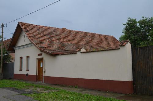 a white house with a brown roof at Alföldi Vendégház in Hódmezővásárhely