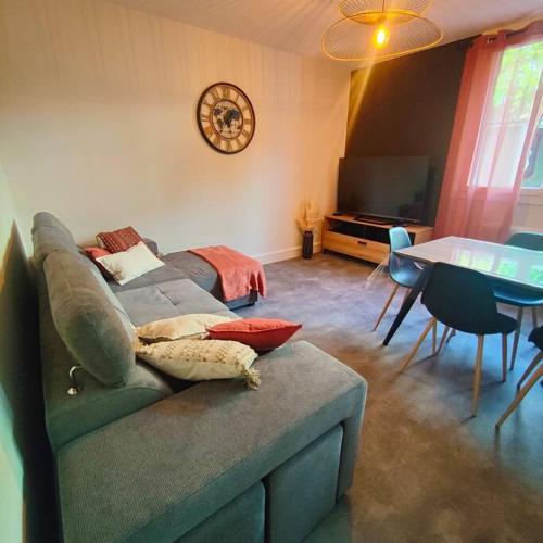 un salon avec un canapé et une table dans l'établissement Entre ville et vignes 5 min Zenith Grande Halle Auvergne, à Romagnat