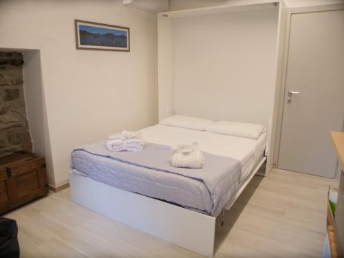 - une chambre avec un lit et des serviettes dans l'établissement Il Nido su Stresa, à Brovello-Carpugnino