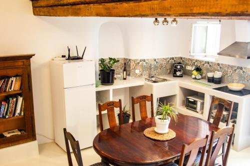 Gallery image of Viola's Cave House in Megalokhori